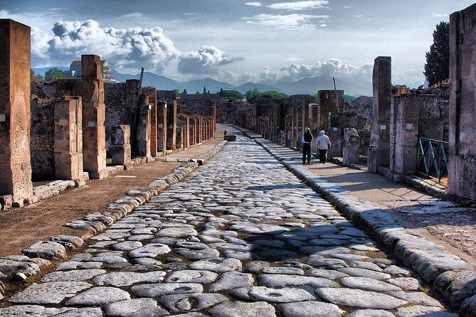 2 hours Pompeii Tour with Local Historian - Ticket Included - Cameo Factory and shop: a break from ruins with a shopping reality check