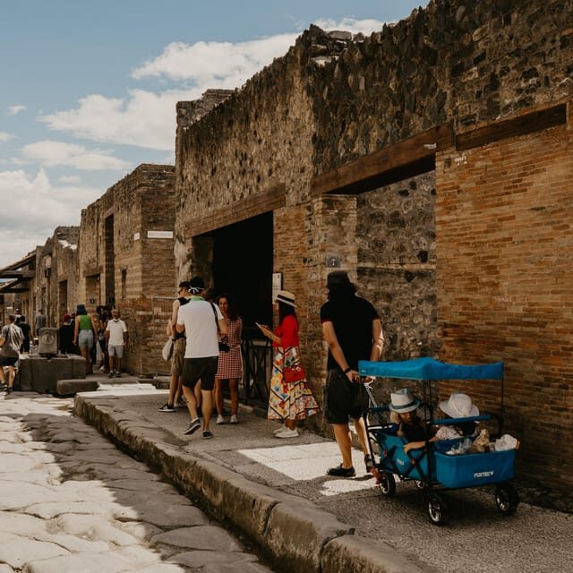 Discover Pompeii: French Walking Tour of the Buried City - Meeting point at inStazione: how to avoid the classic start-line hassle