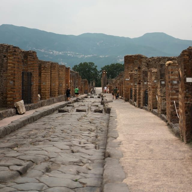 Discover Pompeii: Spanish Walking Tour of the Buried City - What the 2-Hour Pompeii Walk Likely Focuses On