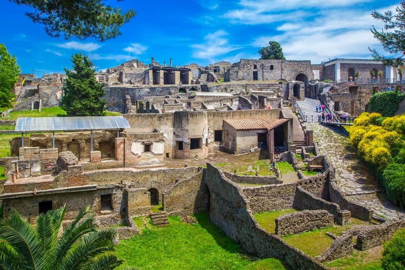 Pompeii: Entry Ticket with Book - Your Guide Book and Ruins Map: How to Build a Day Without Getting Lost
