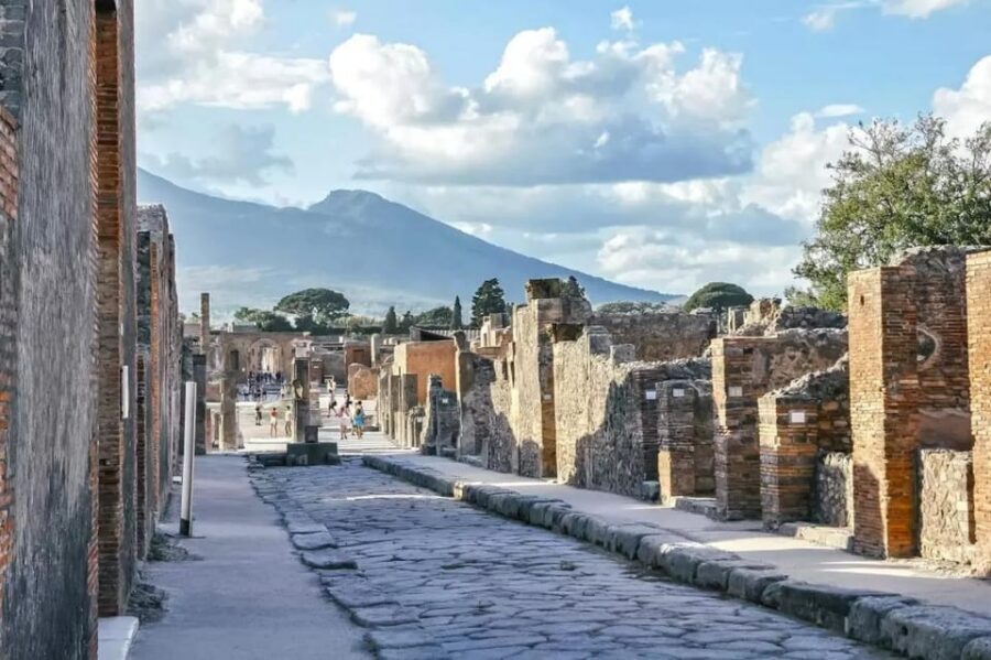 Pompeii: Skip The Line Entrance Tickets + Audioguides - Picking up your Artecard and audioguide at Villa dei Misteri station