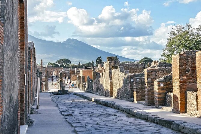 Pompeii Tour & Admission included in a Small Group - Theatres and gladiator-era spaces: entertainment and power in stone