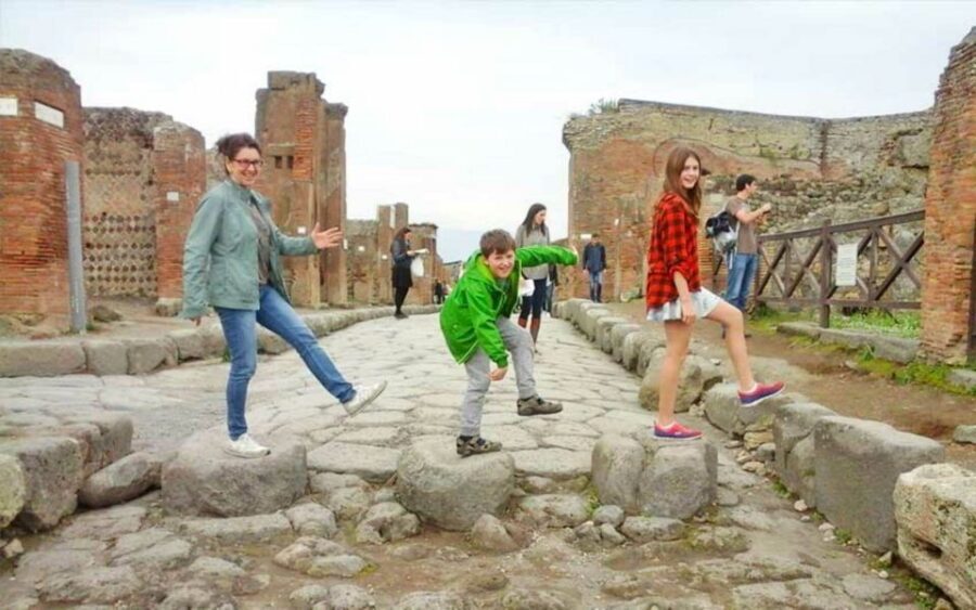 Pompeii: Tour for Children - Meeting the guide and timing your visit for less stress