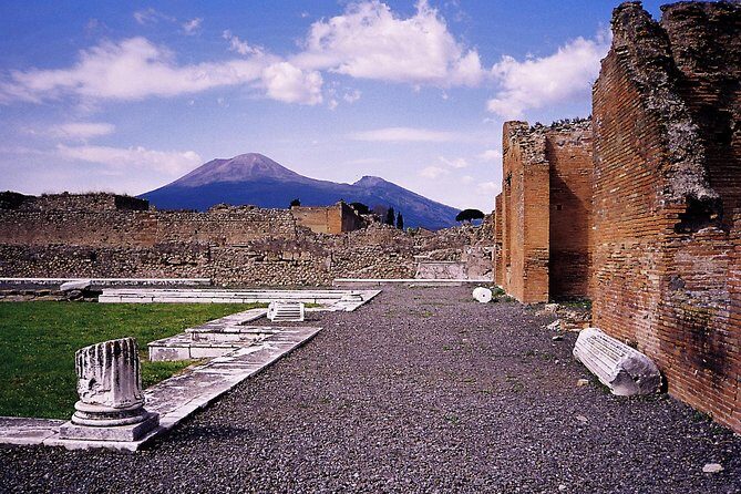 Private Tour of Pompeii with official tour guide and skip the line tickets - Stop 1: Pompeii Archaeological Park and the Street-Level Feeling of Daily Life